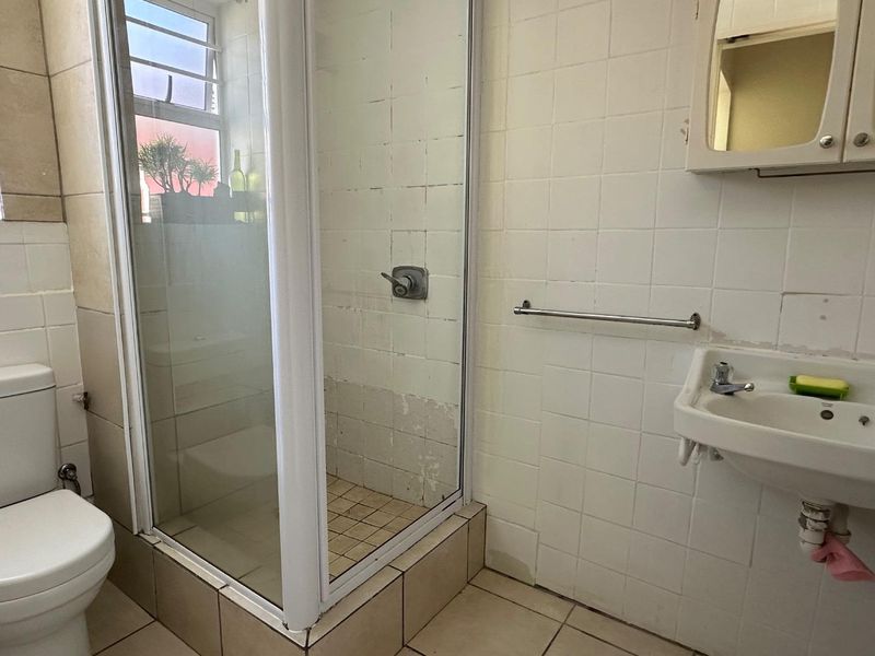 Spacious Apartment Centrally Located - Photo 9