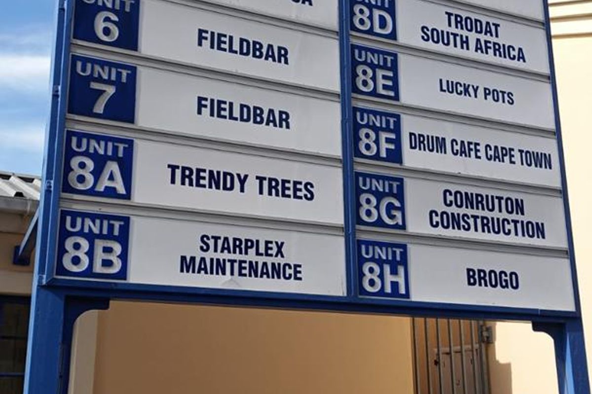 198m2 TO LET HIGHLY VISIBLE, DRIVE-IN ACCESS : RETAIL / OFFICE / WAREHOUSE / - Photo 3