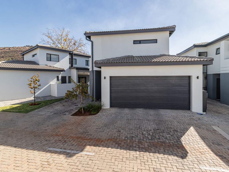 Perfect location and pristine estate home for the larger family. - Photo 2