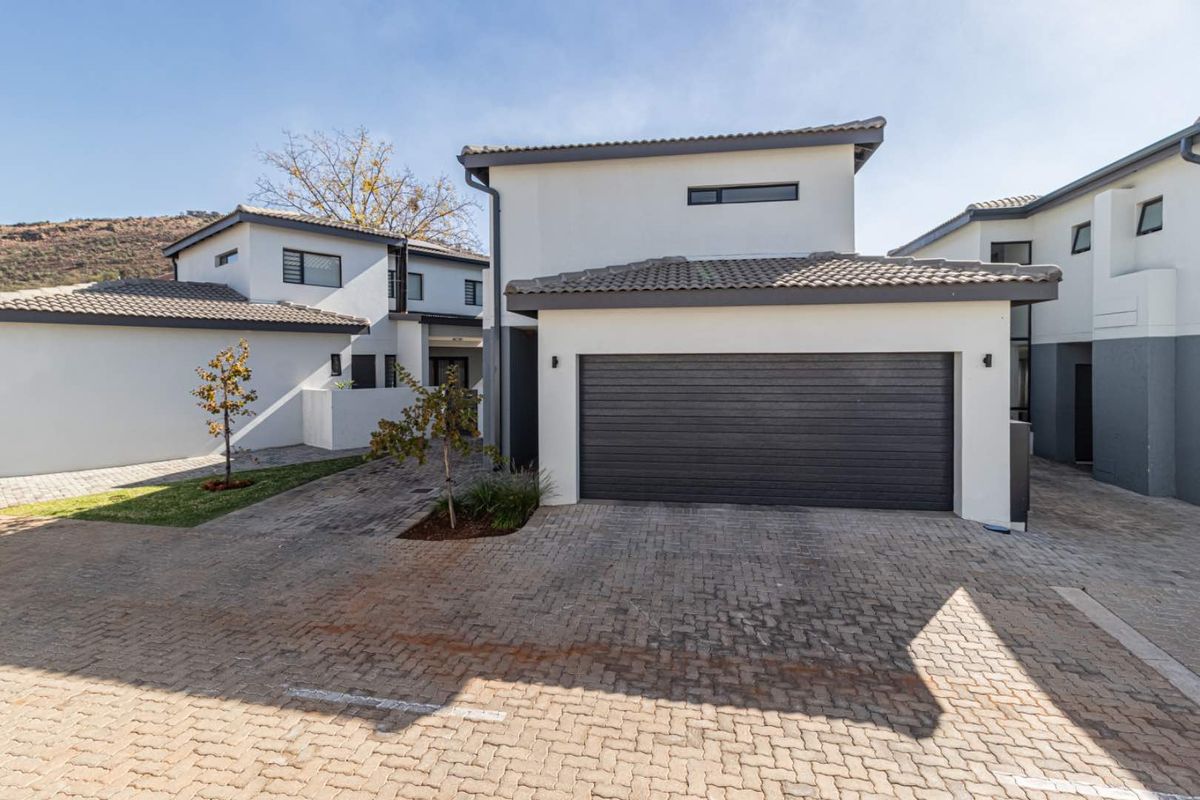 Perfect location and pristine estate home for the larger family. - Photo 2
