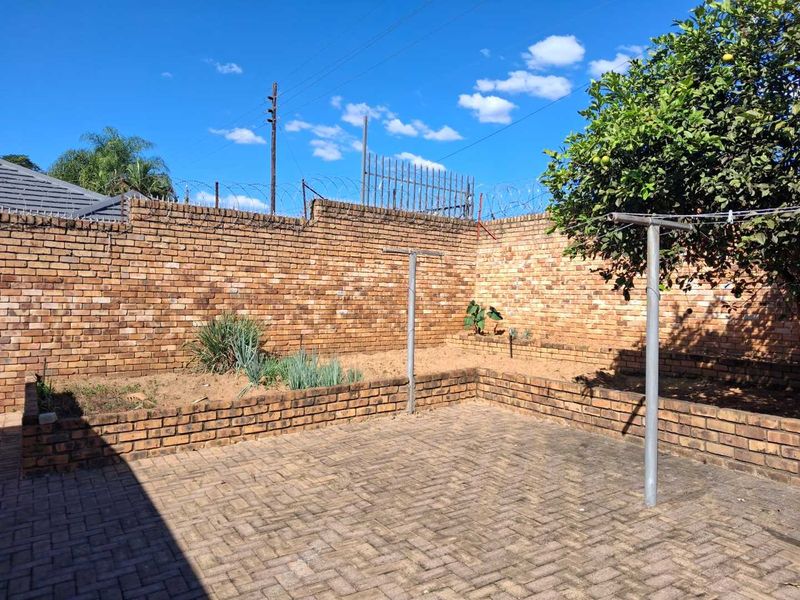 Spacious Three bedroom to rent in Valencia park - Photo 8