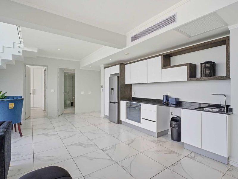 Sky-High Living: Stunning Sandton Penthouse with Panoramic Views - Photo 5