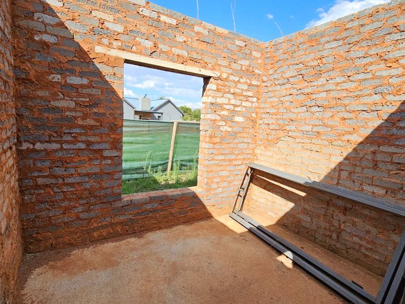 Incomplete Single Story Family Home In Landsmeer Equestrian Estate  R 1 395 000 - Photo 10