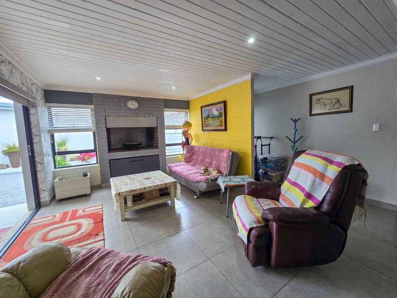 The perfect lock-up-and-go property for sale in Stilbaai-Wes. - Photo 3