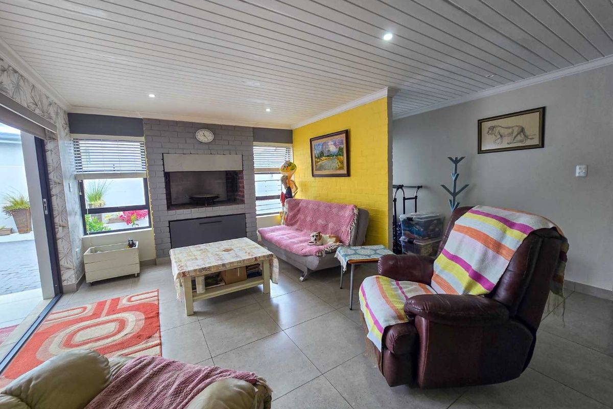 The perfect lock-up-and-go property for sale in Stilbaai-Wes. - Photo 3