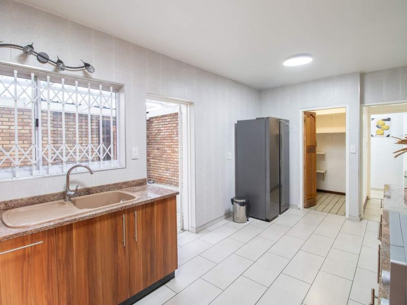 Spacious 3-Bedroom Townhouse in Secure Boomed Area - Must See! - Photo 5