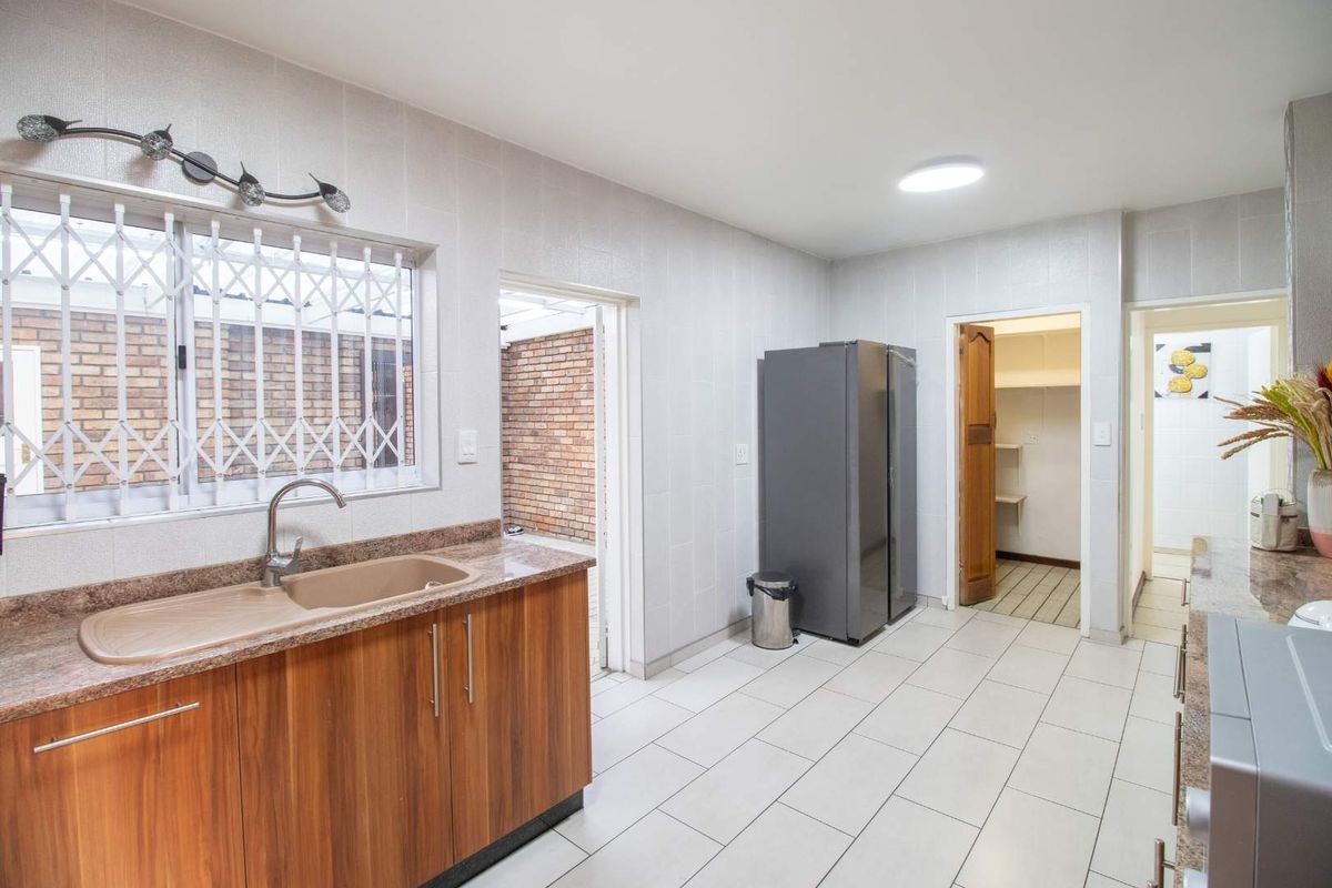 Spacious 3-Bedroom Townhouse in Secure Boomed Area - Must See! - Photo 5