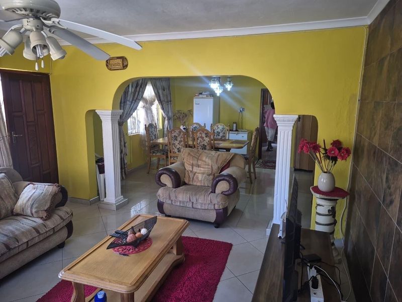 Charming 3 Bedroom Family Home with Character in Crossmoor Chatsworth - Photo 5