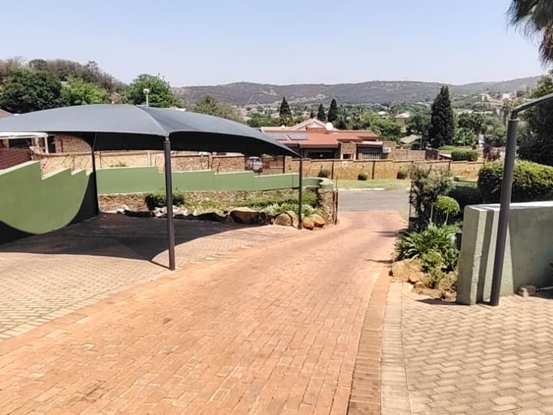 SPACIOUS  MODERN 3 BEDROOM 2 BATHROOM FIRST FLOOR  UNIT - Photo 3