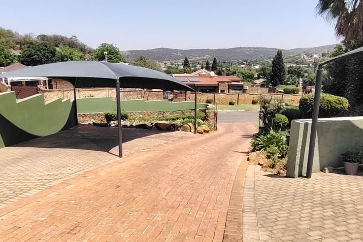 SPACIOUS  MODERN 3 BEDROOM 2 BATHROOM FIRST FLOOR  UNIT - Photo 3