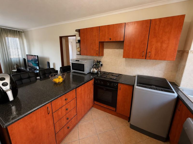 Modern 2-Bedroom Apartment with Dual En-Suite Bathrooms, Walk-In Closets, Private Balcony & Communal Pool - Photo 6