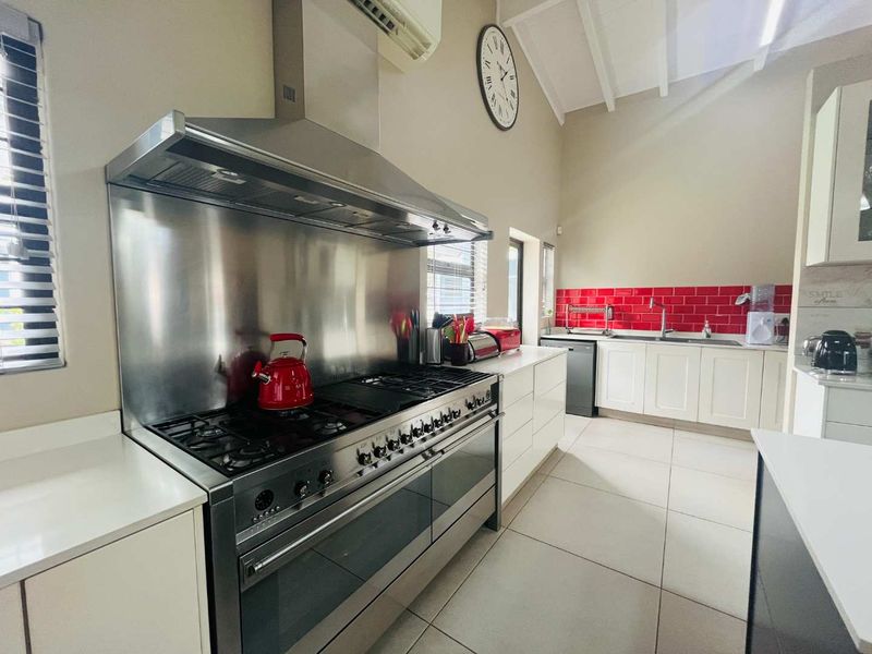 Hendra : A Rare Find: Dual Garages, Cottage, Pool & Pure Luxury - Photo 7