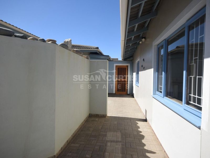 Secure back yard flat with a garage - Photo 8