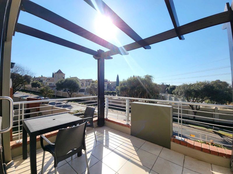 Modern 1-Bedroom Loft Apartment with Double Balcony & Scenic Views – Lonehill Versatile Loft | Prime Location - Photo 8