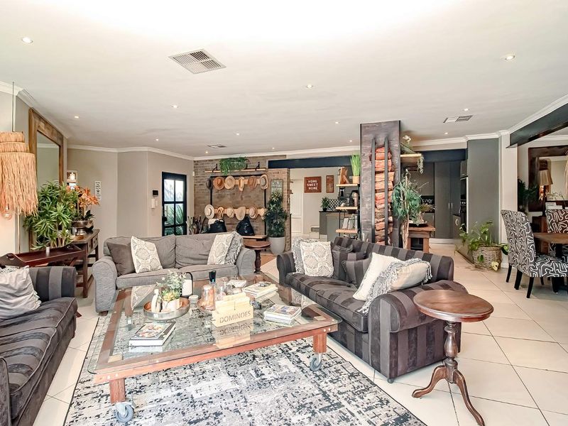 Refined Luxury & Entertainer’s Dream in Prestigious Bryanston East - Photo 3