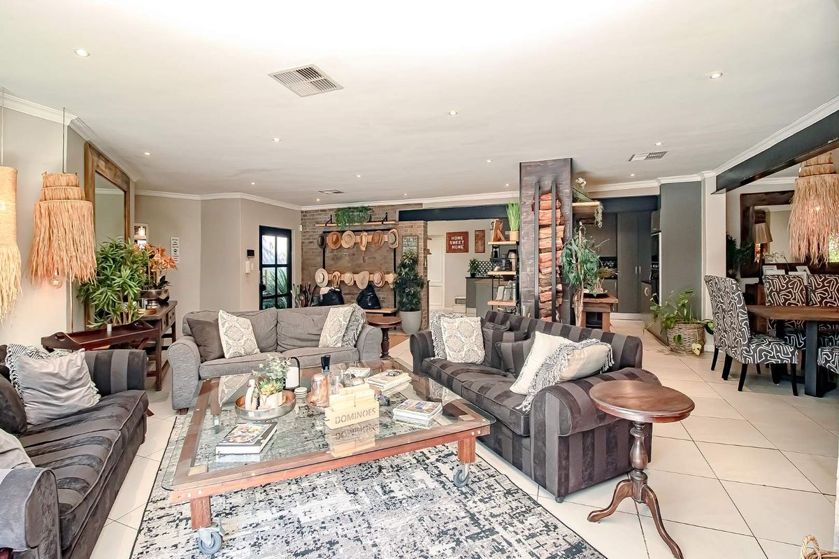 Refined Luxury & Entertainer’s Dream in Prestigious Bryanston East - Photo 3