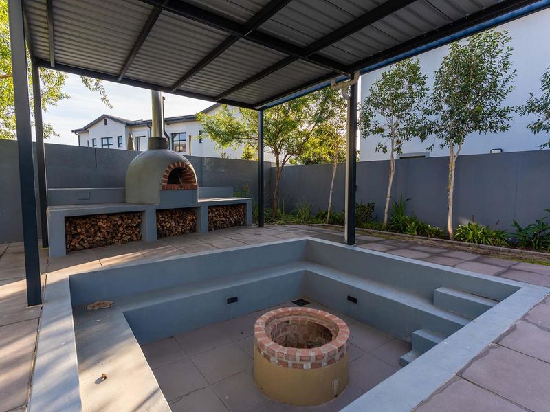 Exceptional Off-the-Grid Luxury Living in Prestigious Sagewood Estate - Photo 10