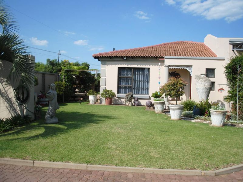 Immaculate well established conveniently equiped for easy lock-up and go living - Photo 2