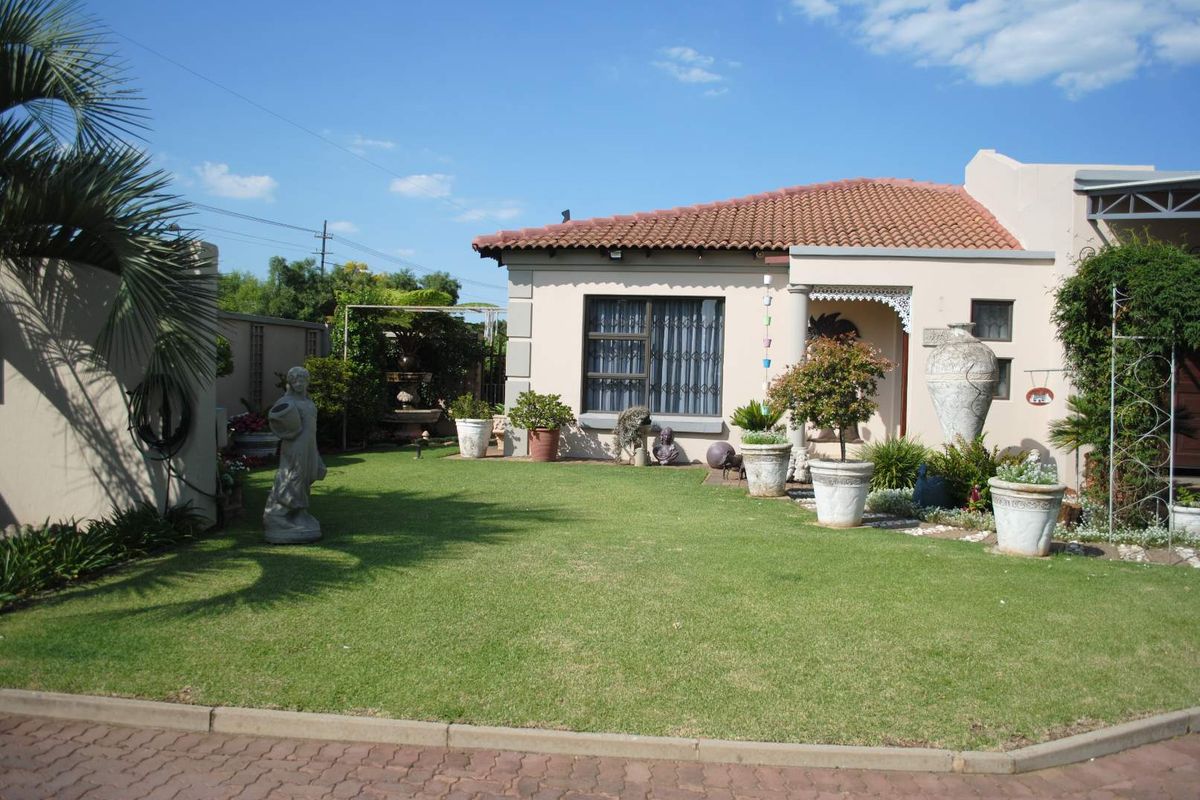 Immaculate well established conveniently equiped for easy lock-up and go living - Photo 2