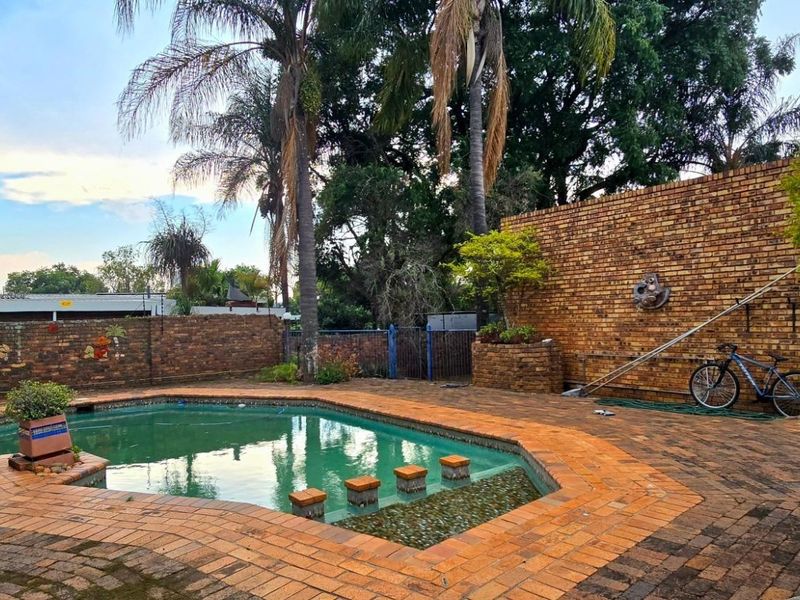 Future-Ready Family Living: Versatile 5-Bed House with Study and Premium Outdoor Spaces - Photo 5