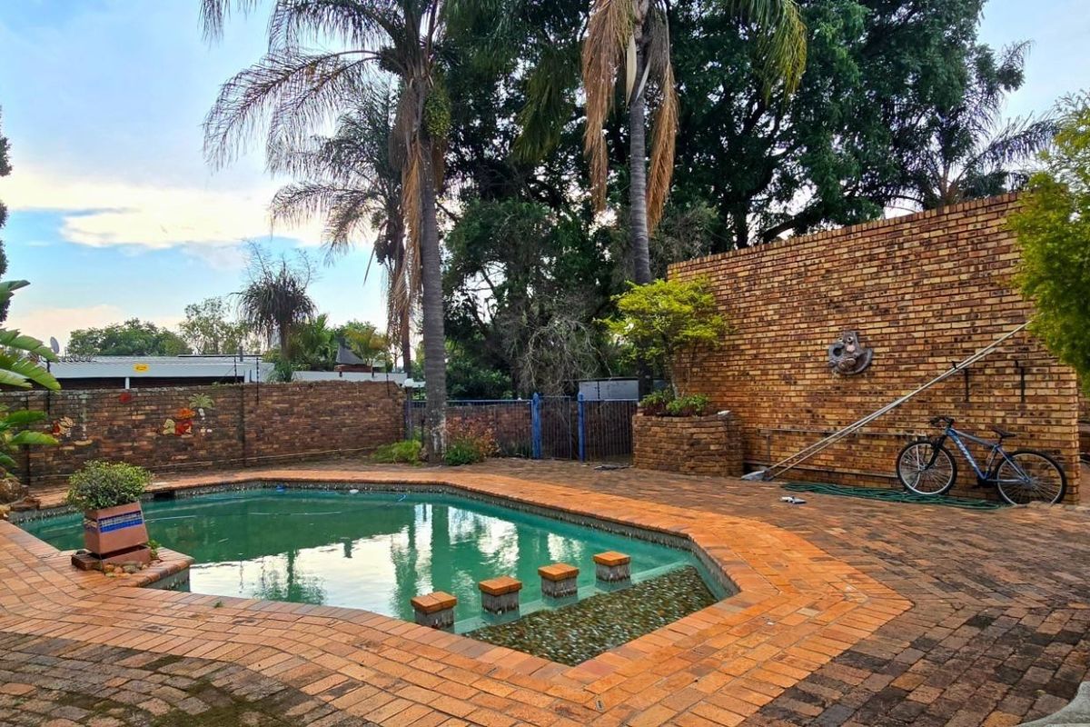 Future-Ready Family Living: Versatile 5-Bed House with Study and Premium Outdoor Spaces - Photo 5