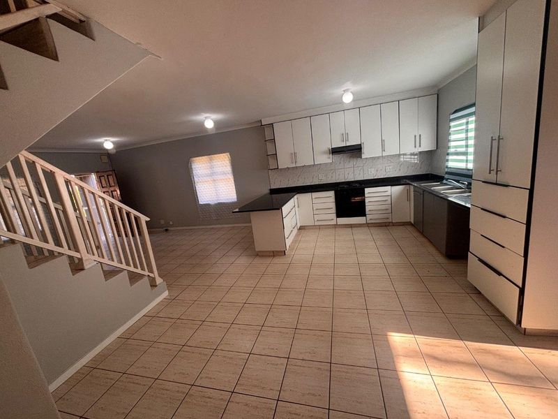 3 Bedroom Unit for Rent in Prime Malvern !! - Photo 2