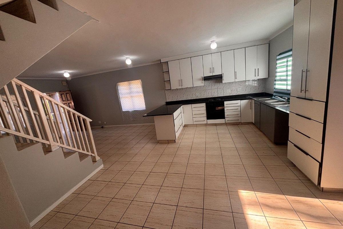 3 Bedroom Unit for Rent in Prime Malvern !! - Photo 2