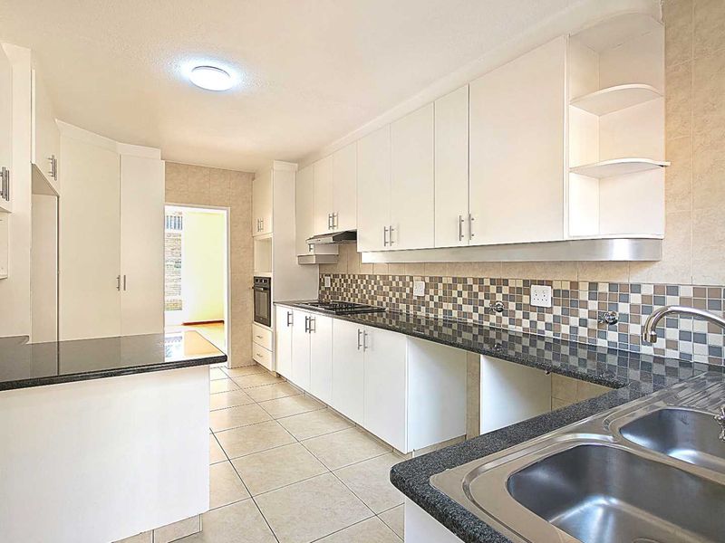 Large Duplex Sandton 4 Bedroom Townhouse with Large Wrap-Around Garden - Photo 9