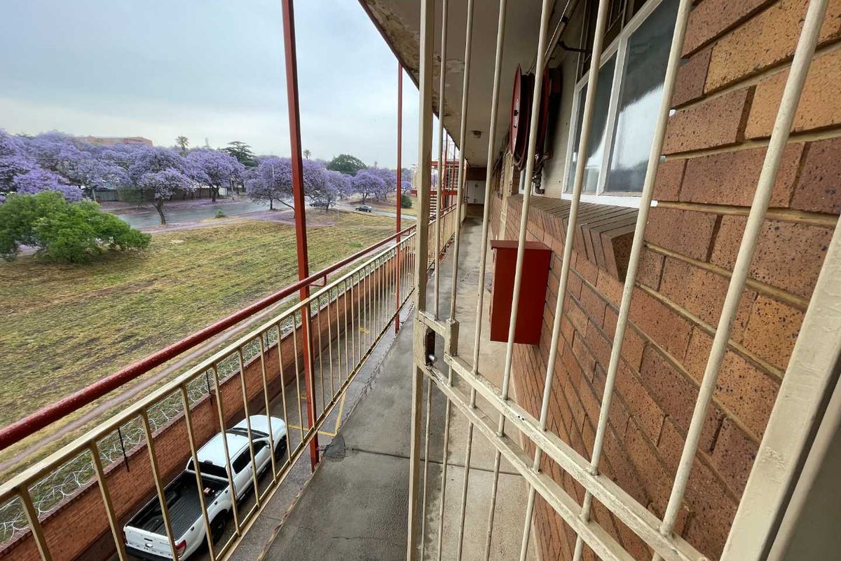 2 Bedroom apartment for sale in Pretoria West - Photo 4