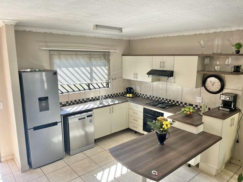 2 Bedrooms Townhouse For Sale in Rocky Crest - Photo 3