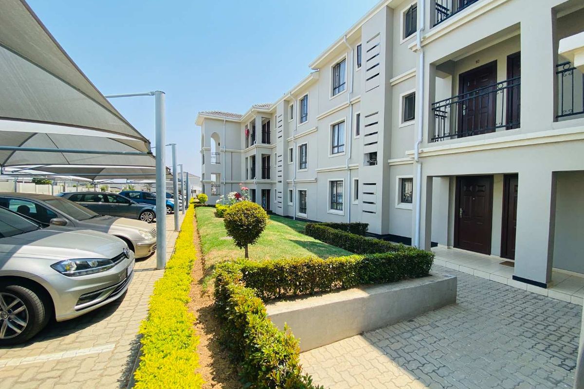 A Luxurious 2 Bed Apartment for Sale in Summerset - Photo 2