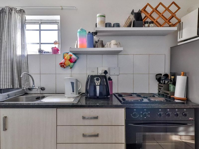 Beautiful 1 Bedroom Apartment for Sale in Secure Complex - Photo 2