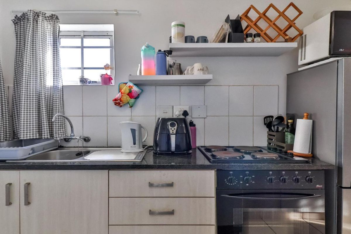 Beautiful 1 Bedroom Apartment for Sale in Secure Complex - Photo 2