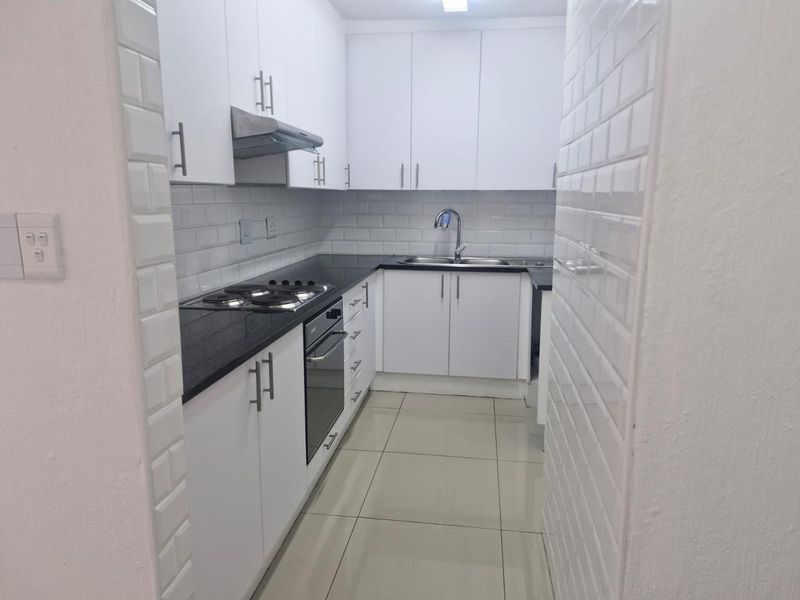 Renovated Top Floor Duplex Apartment - Photo 3