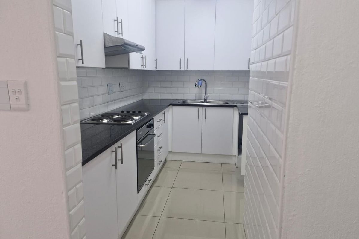 Renovated Top Floor Duplex Apartment - Photo 3