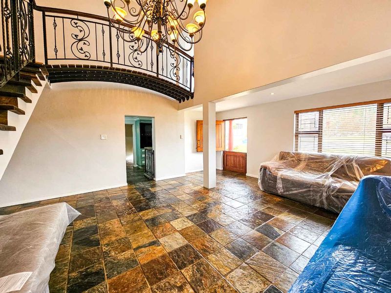 Spacious family home for sale in Stilbaai-Wes. - Photo 4