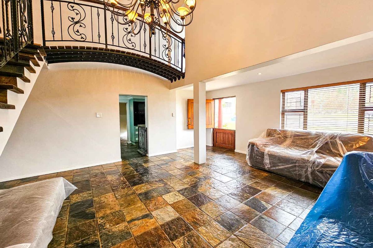 Spacious family home for sale in Stilbaai-Wes. - Photo 4