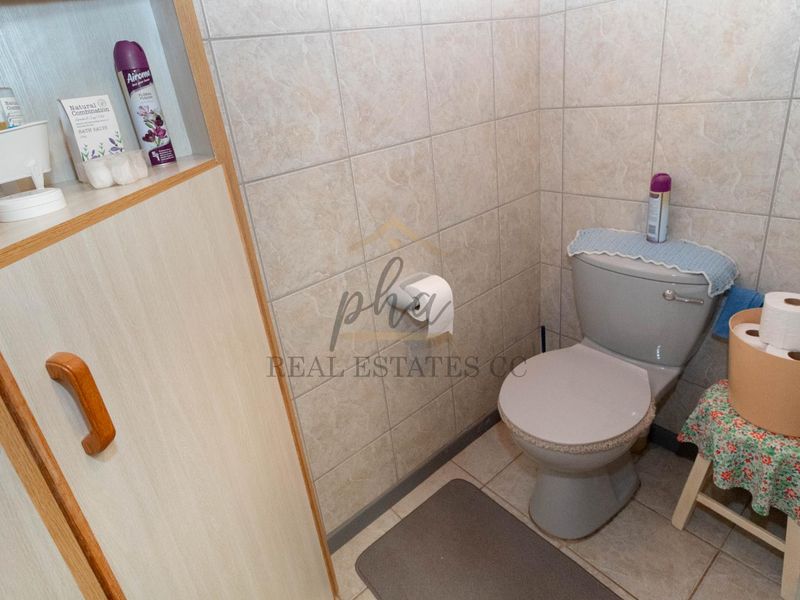 Well maintained with partial ocean views - Photo 8