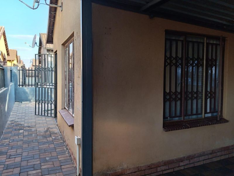 3 Bedroom House for Sale in Soshanguve Vv - Photo 6