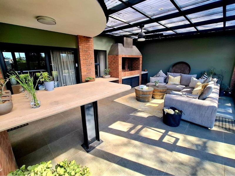 Architectural Elegance Meets Family Functionality - Modern Masterpiece on Corner Stand in Groenkol - Photo 1