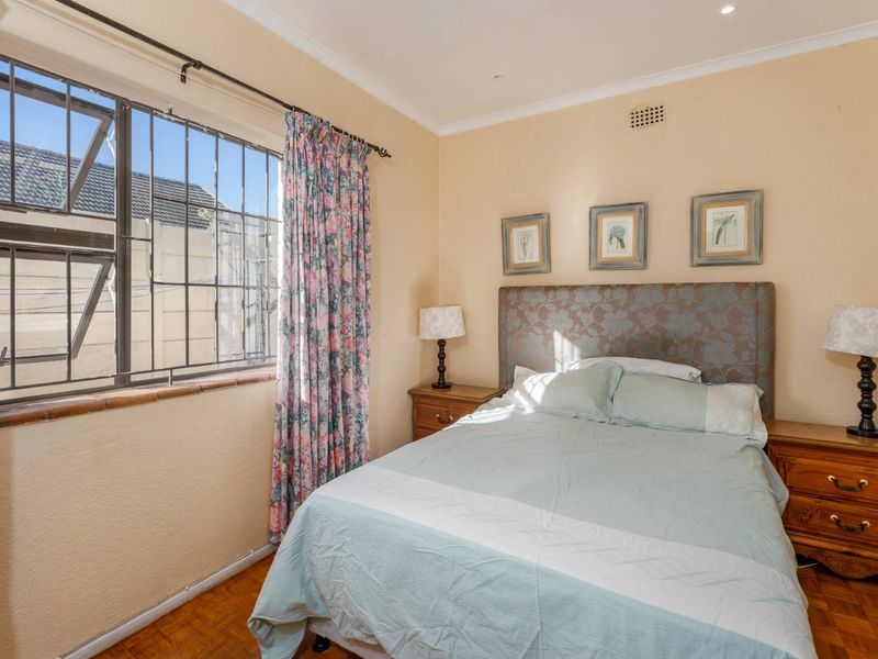 Spacious 6-Bedroom Family Home with Dual-Living Potential in Retreat - Photo 10