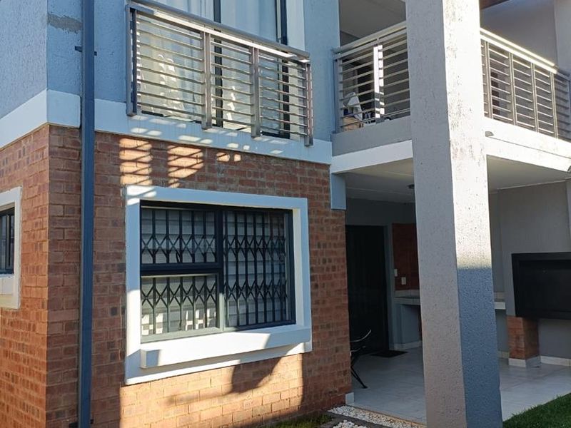 2 Bedroom Townhouse, perfect for investor/newly wed couple or a retiree/retired couple - Photo 2