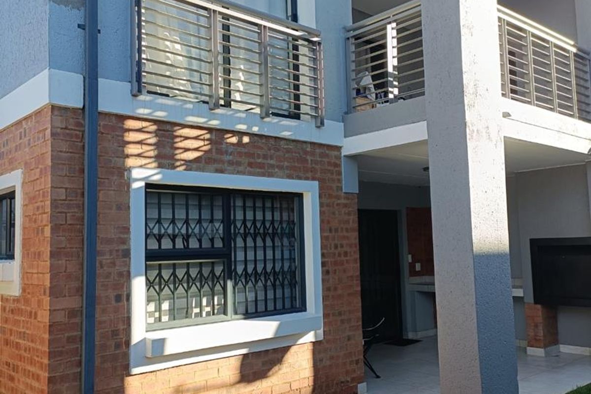 2 Bedroom Townhouse, perfect for investor/newly wed couple or a retiree/retired couple - Photo 2