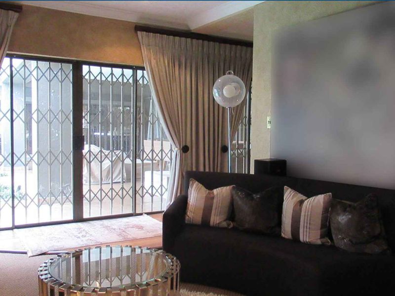 Experience opulence lifestyle in this Home overlooking a Golf Course in Ruimsig! - Photo 9