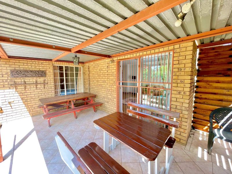 ***3 Bedroom Townhouse in a popular Complex with a Pool walking distance from The Grove Shopping Centre*** - Photo 4