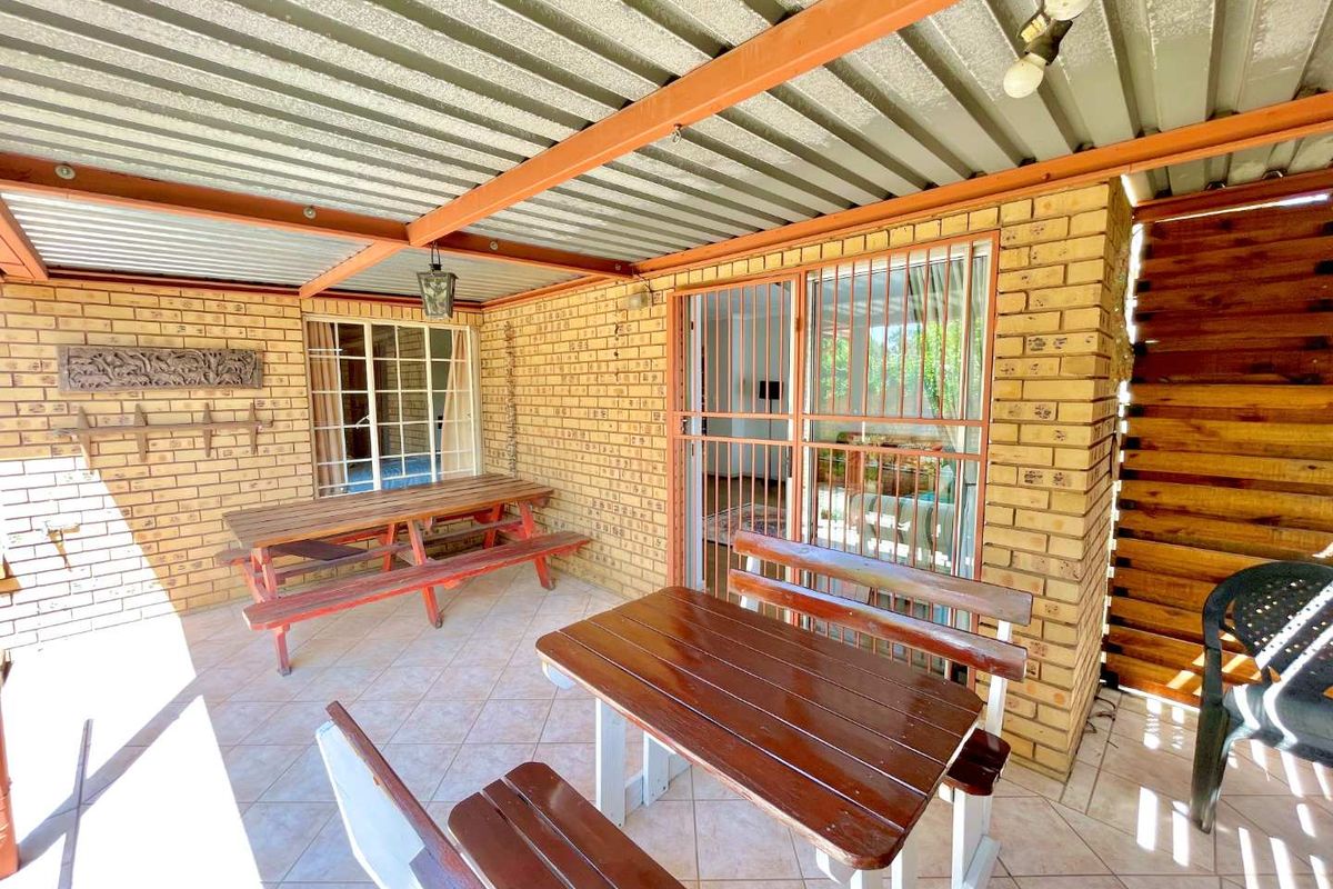 ***3 Bedroom Townhouse in a popular Complex with a Pool walking distance from The Grove Shopping Centre*** - Photo 4