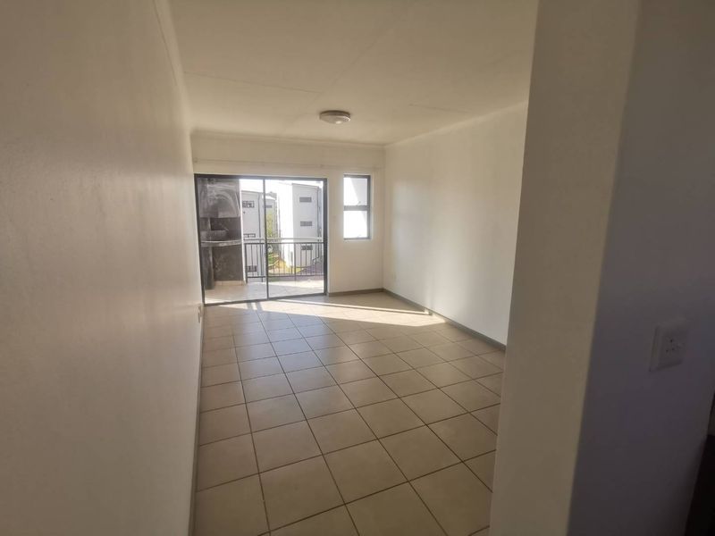 Stunning 2 bed, 2 bath apartment in Elardus Park - Photo 4