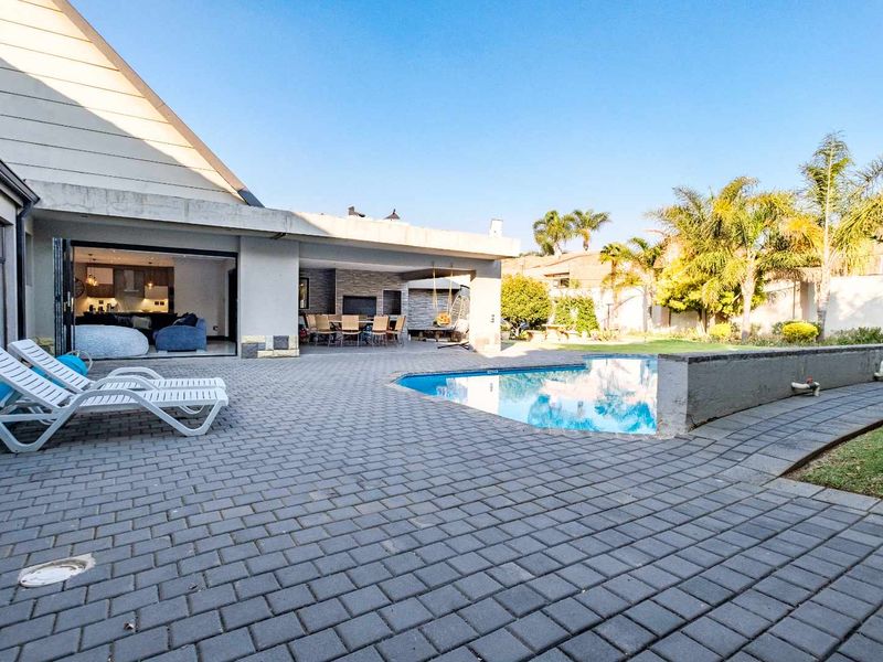 Luxurious 5-Bedroom Home situtated in Lakefield with Heated Pool & Borehole Access - Photo 1