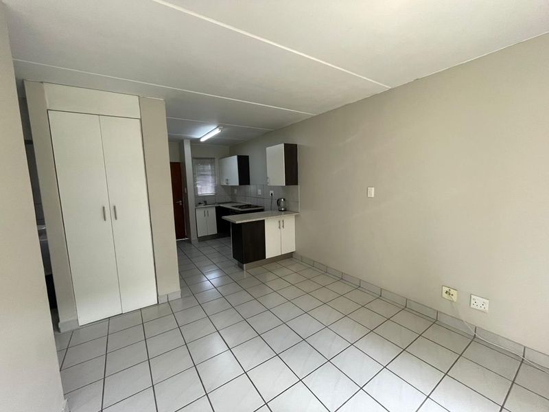 GROUND FLOOR APARTMENT FOR SALE IN ROOIHUISKRAAL NORTH!!! - Photo 8