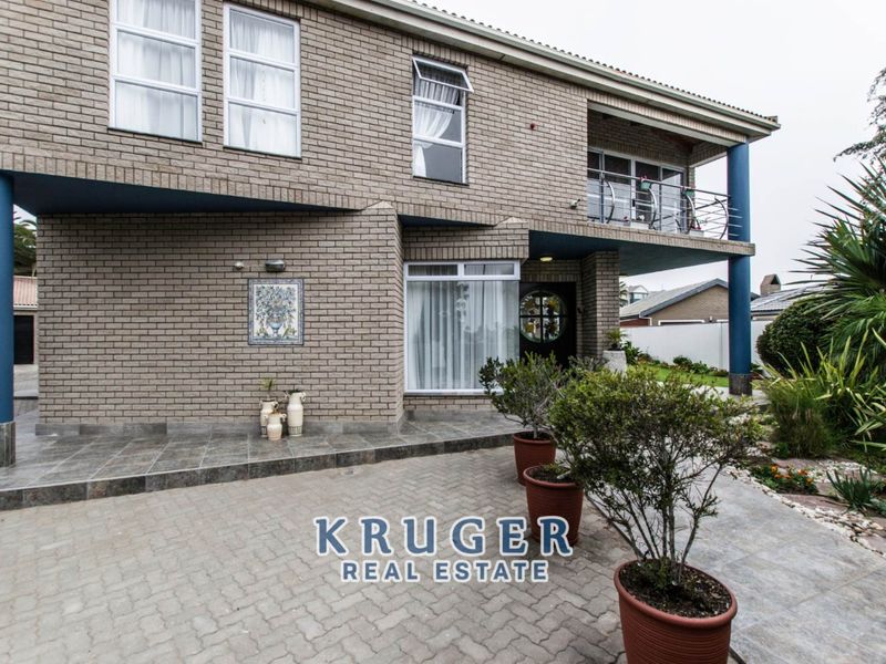 4-BEDROOM DOUBLE STOREY HOUSE WITH SWIMMING POOL - Photo 2